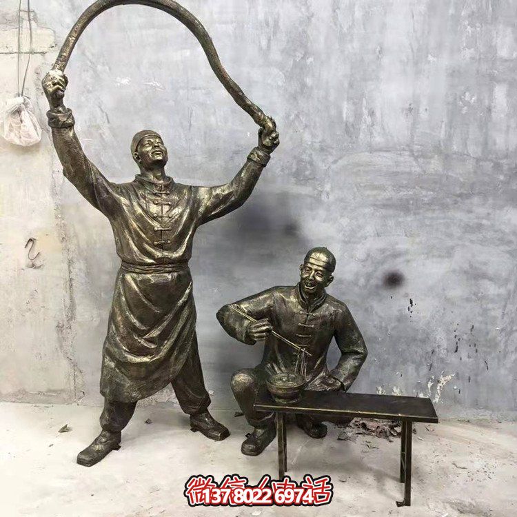 仿銅人物雕塑，裝點(diǎn)現(xiàn)代城市街道