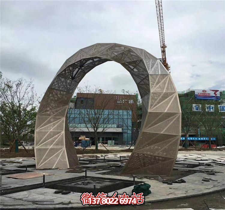 不銹鋼網(wǎng)格拱門(mén)雕塑，點(diǎn)綴廣場(chǎng)