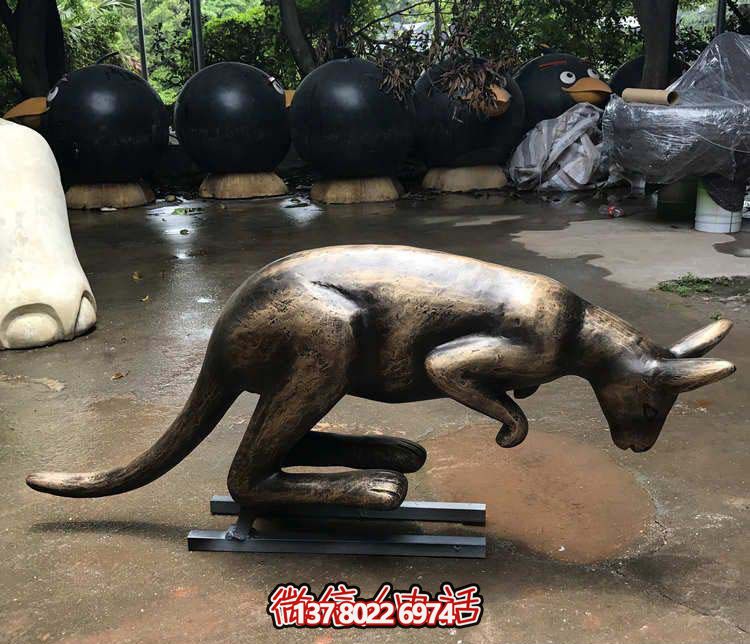 不銹鋼袋鼠雕塑，擺放于大型廣場(chǎng)