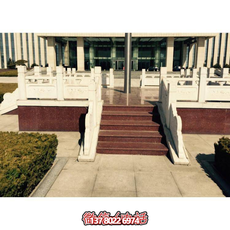 精美雕塑裝飾欄桿，增添學(xué)校廣場升旗臺象征意義