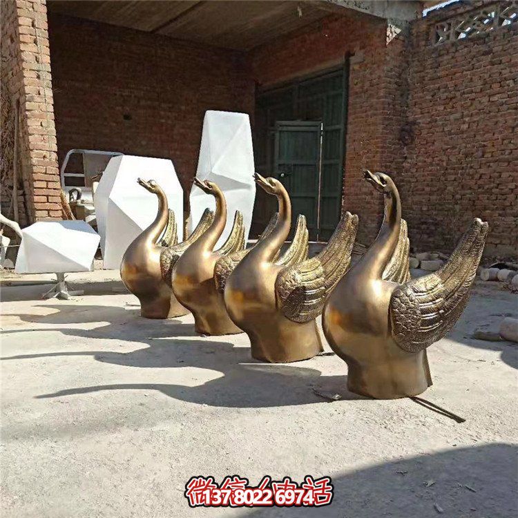 仿銅噴水雕塑，玻璃鋼景觀天鵝水池，為廣場(chǎng)園林?jǐn)[放