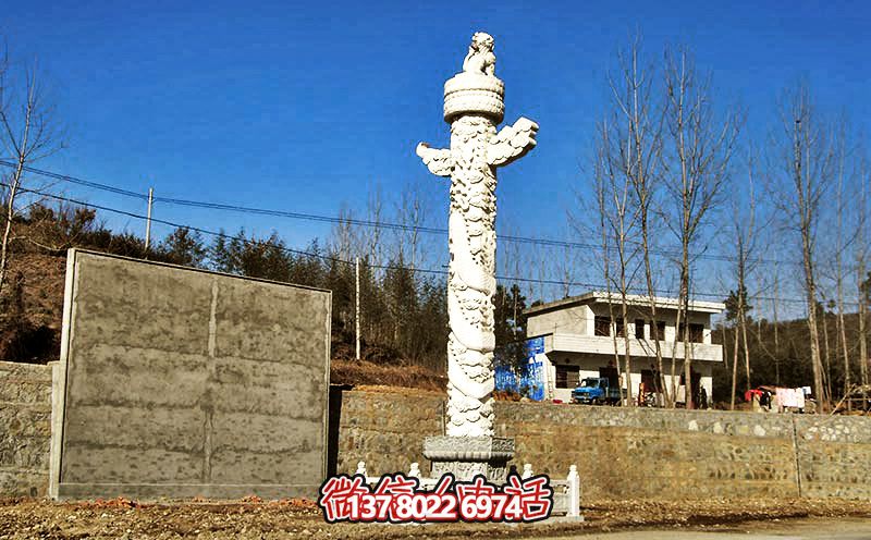 漢白玉華表雕塑，點(diǎn)綴農(nóng)村廣場(chǎng)