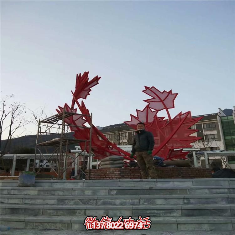 不銹鋼樹(shù)葉雕塑景觀裝置