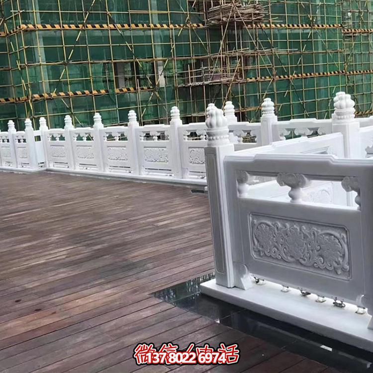 絢麗多彩的防護(hù)欄桿，為河道升旗臺(tái)打造夢(mèng)幻般的園林雕塑