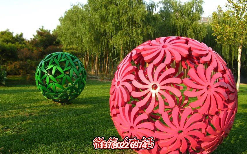 創(chuàng)意粉色鏤空球雕塑，為公園草坪增添童趣