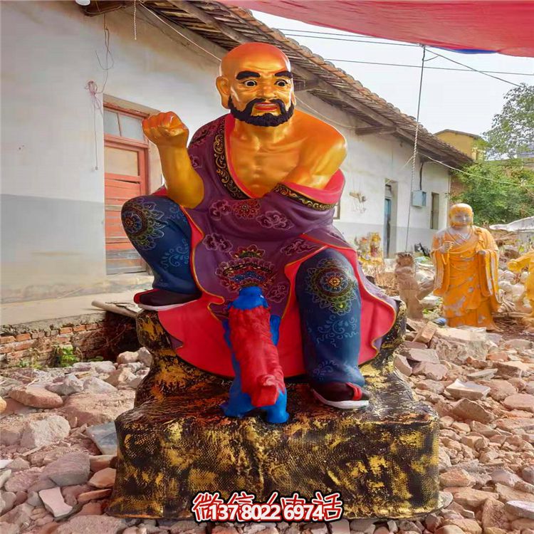 精美絕倫的玻璃鋼彩繪貼金十八羅漢雕塑，讓寺廟更加輝煌