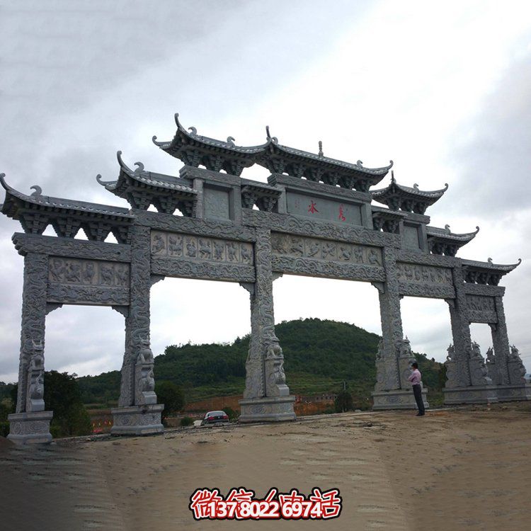 精美大型仿古青石雕刻門樓牌坊，為景區(qū)入口增添精彩