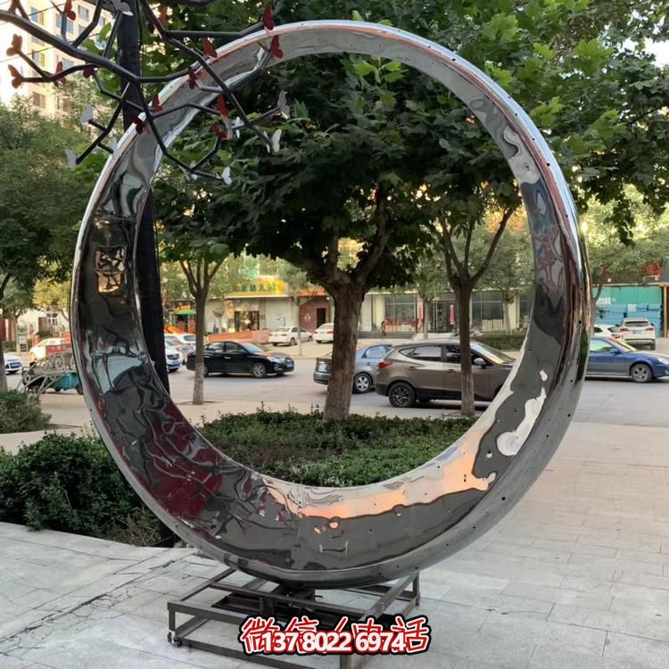 高級(jí)不銹鋼鏡面拋光圓環(huán)噴泉，為酒店會(huì)所戶外景觀雕塑增添絢麗色彩