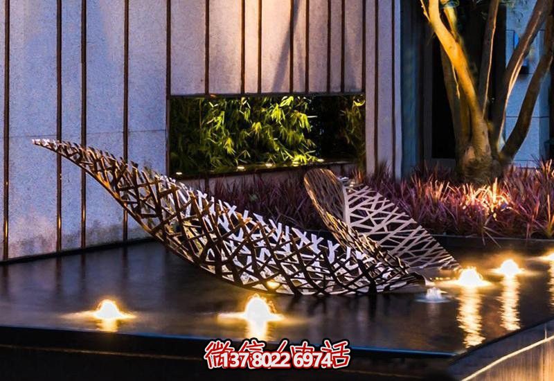 不銹鋼樹葉鏤空雕塑，給戶外和酒店環(huán)境帶來優(yōu)雅氣息