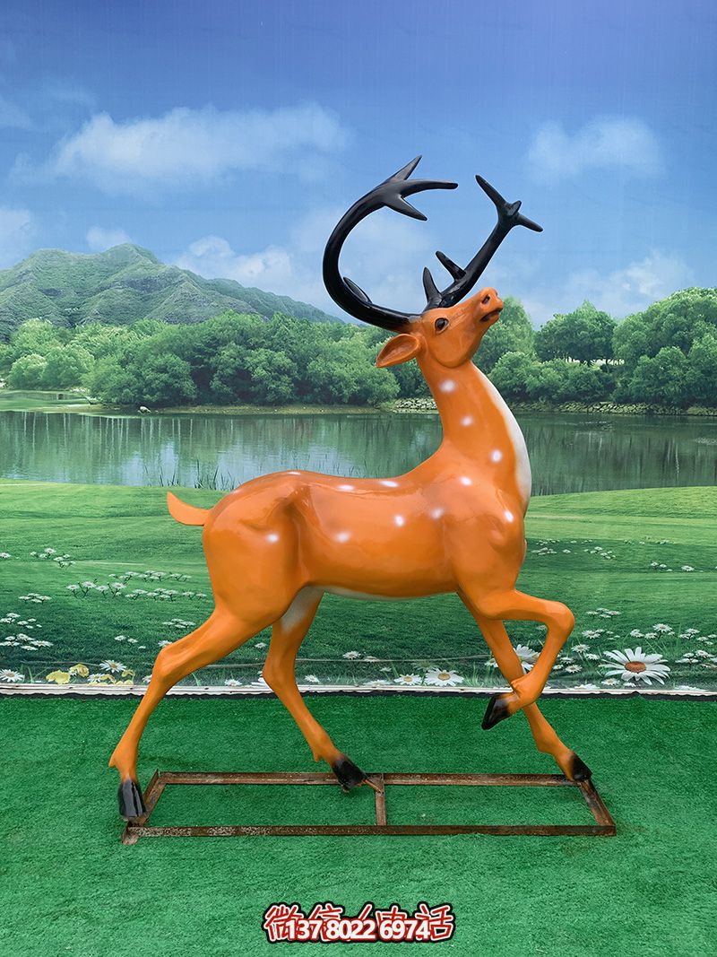 彩繪玻璃鋼雕塑梅花鹿——行走抬頭，點(diǎn)綴廣場街道
