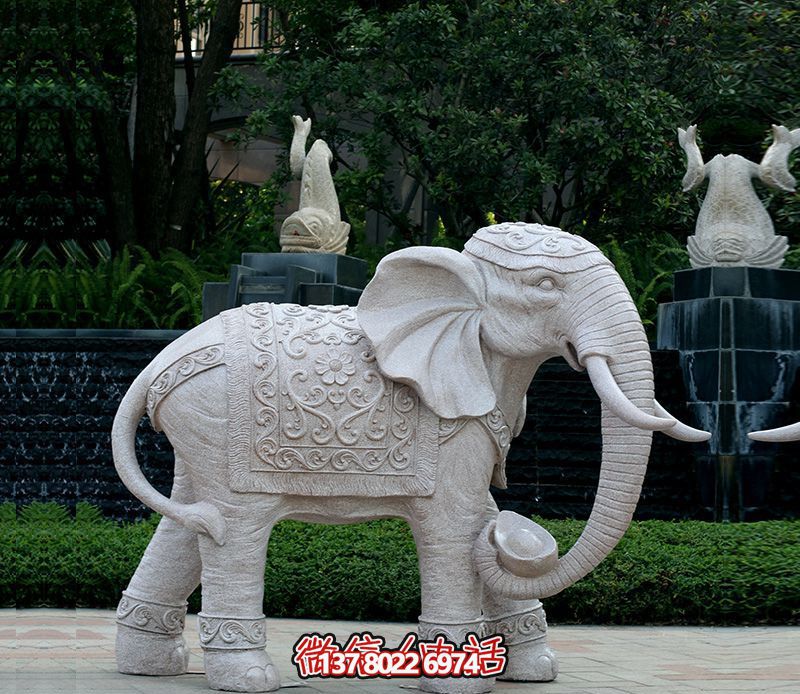 精美浮雕大象雕塑，點綴綠意花園