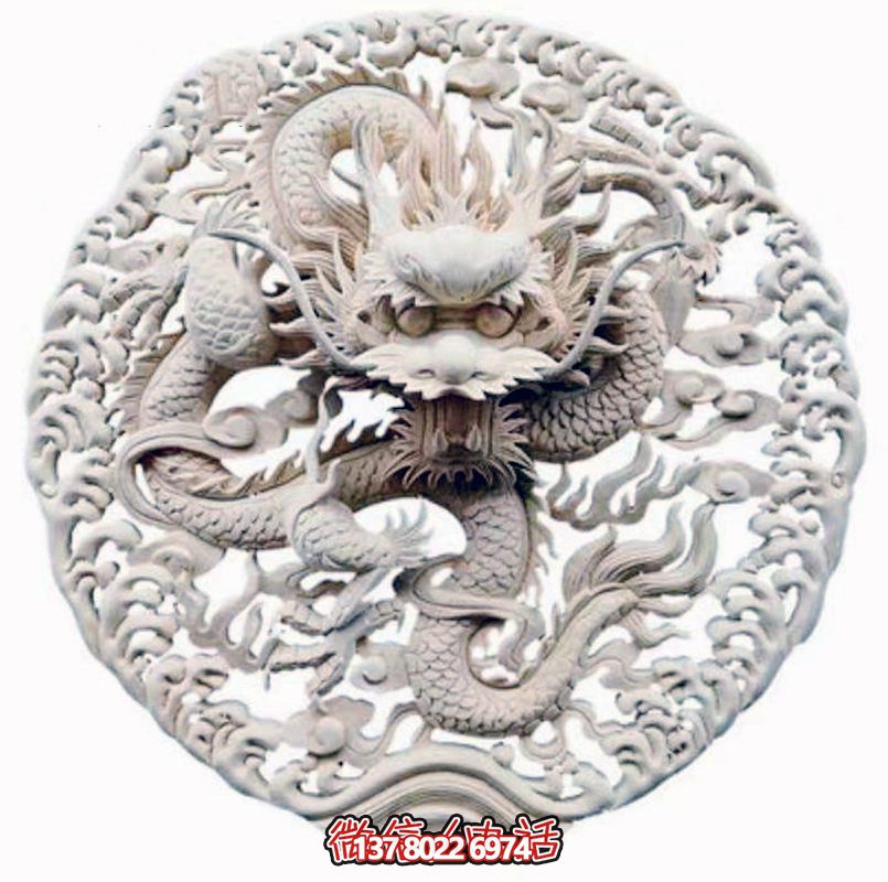 精美龍紋浮雕裝飾大門，點綴祠堂大門口