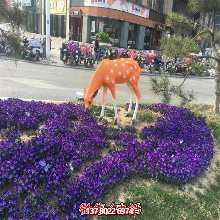 仿真鹿雕塑，在草叢中擺放，玻璃鋼打造