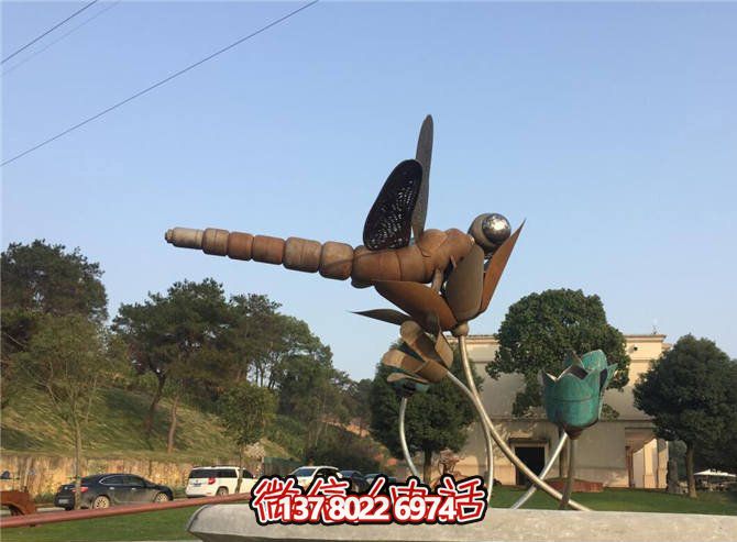 大型不銹鋼蜻蜓雕塑——做舊風(fēng)情點(diǎn)綴景區(qū)