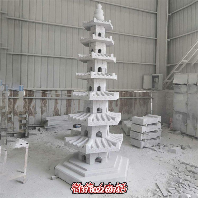 天然青石多層石佛塔，雕刻精美，為寺廟擺放