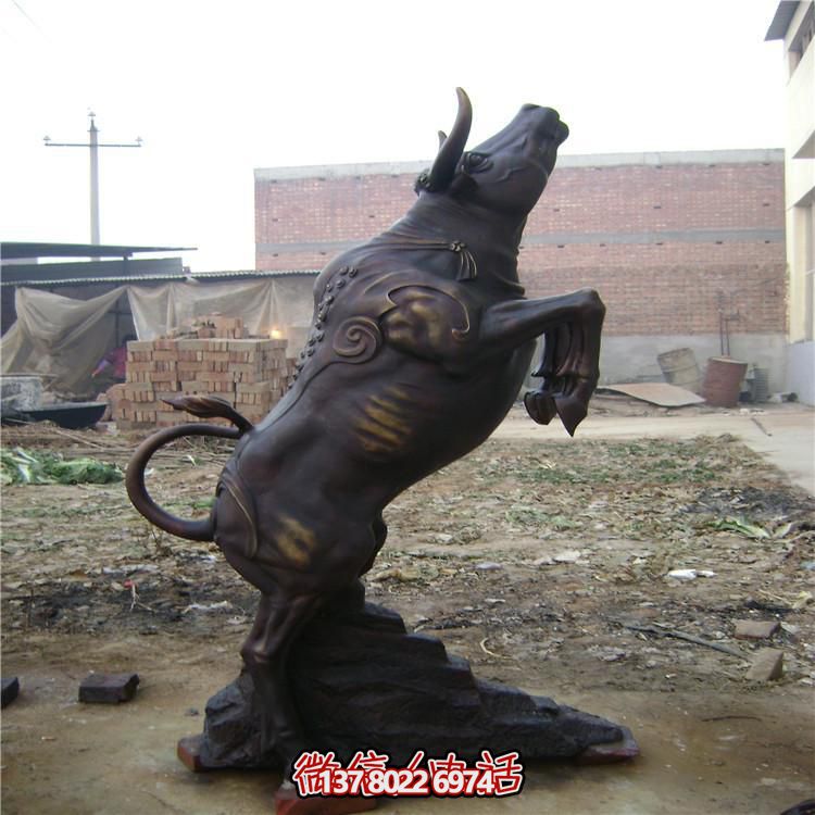 牛年奮進雕塑，玻璃鋼仿銅戶外景區(qū)農(nóng)耕積極雕塑