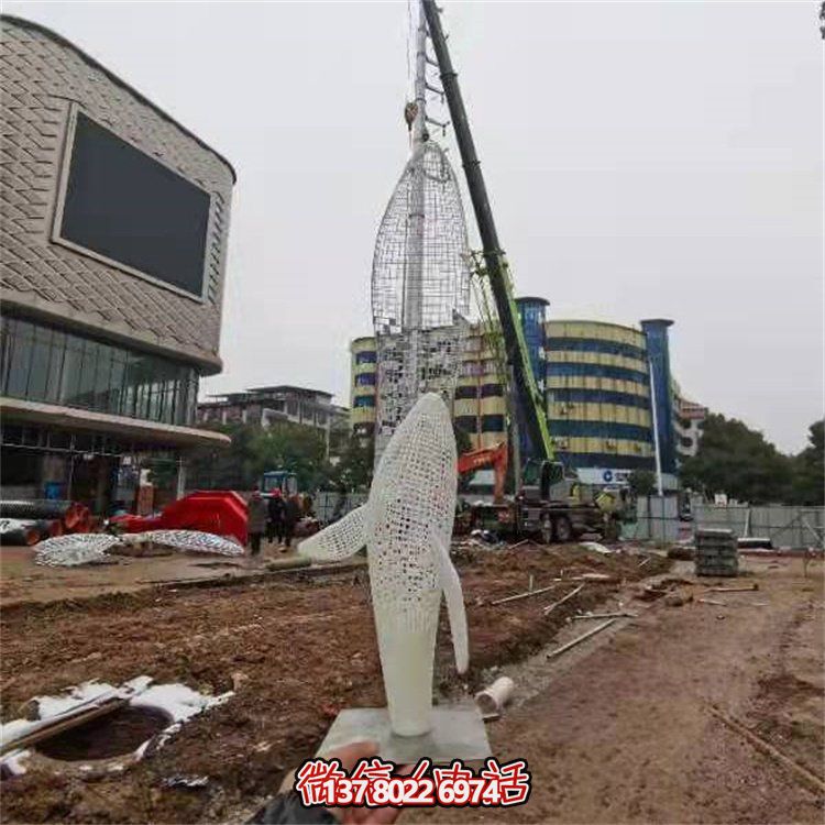 不銹鋼創(chuàng)意鏤空鯨魚雕塑，點綴園林景觀