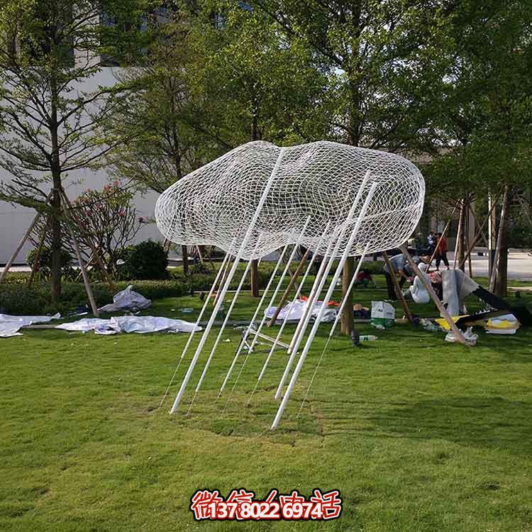 不銹鋼祥云雕塑，點(diǎn)綴美麗的戶外草坪