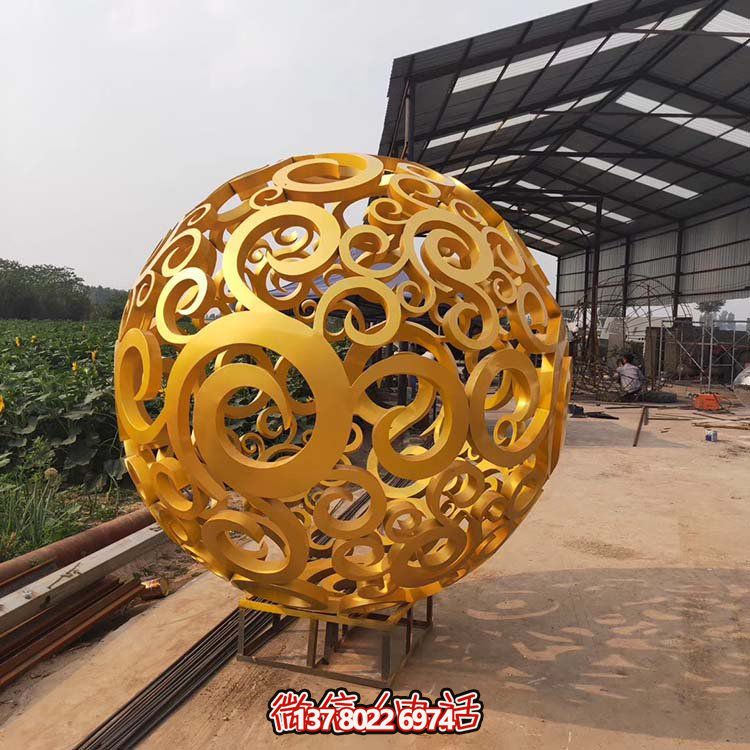大型不銹鋼鏤空球雕塑，為園林景觀增添靈動(dòng)之美
