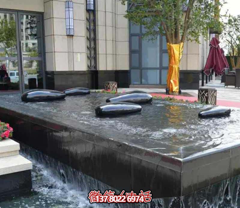 創(chuàng)意水中鵝卵石雕塑，為酒店池塘帶來抽象美感