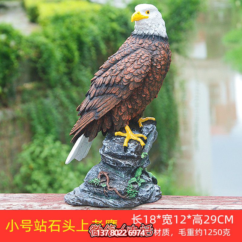 石頭藝術(shù)老鷹雕塑，點(diǎn)綴花園站