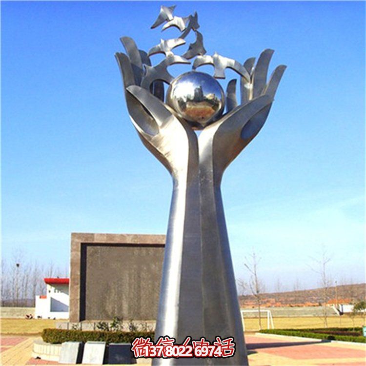 雙手托起希望，不銹鋼創(chuàng)意雕塑景觀擺放于廣場(chǎng)