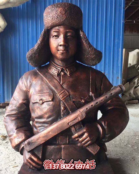 不銹鋼仿銅雷鋒持槍雕塑，現(xiàn)代雷鋒屹立于戶外景區(qū)