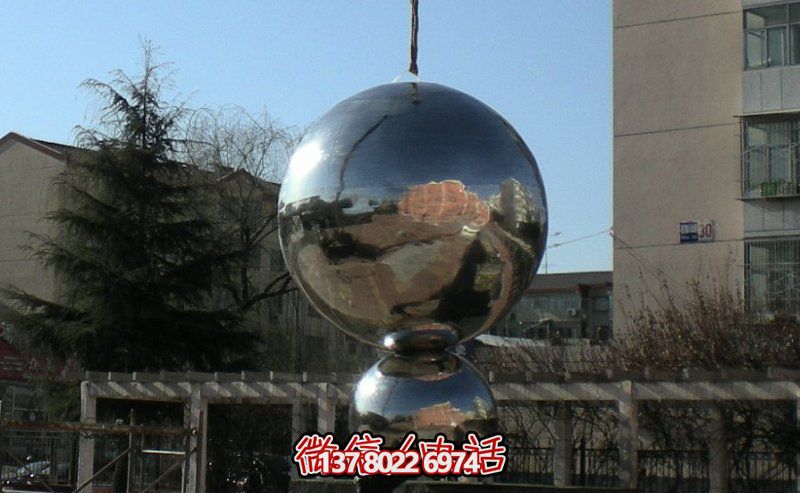 不銹鋼球體雕塑，鏡面反光，室外裝點(diǎn)美化