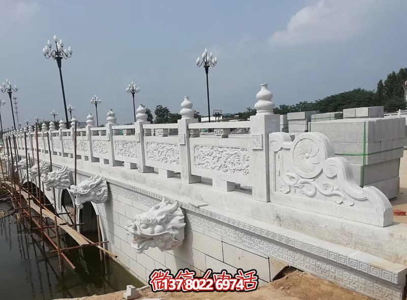 精美漢白玉石拱橋，融龍紋雕刻欄桿