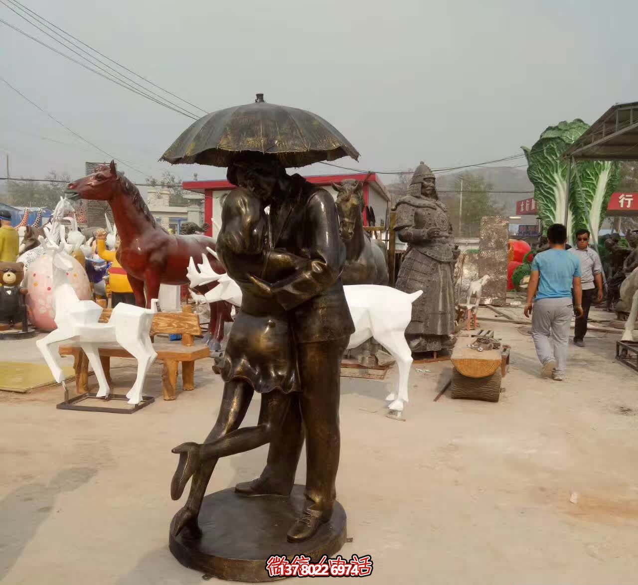 銅雕傘情侶接吻雕塑，在景區(qū)擁抱浪漫