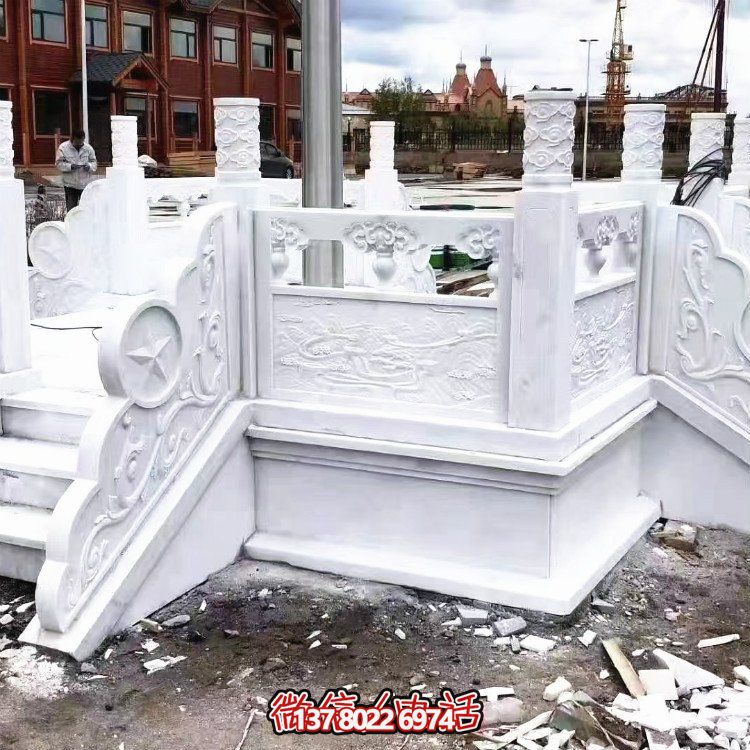 漢白玉升旗臺，做工精美，安全防護(hù)欄桿