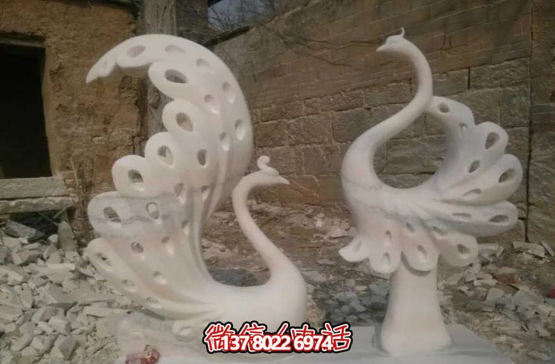 不銹鋼鏤空孔雀雕塑，點(diǎn)綴公園湖邊