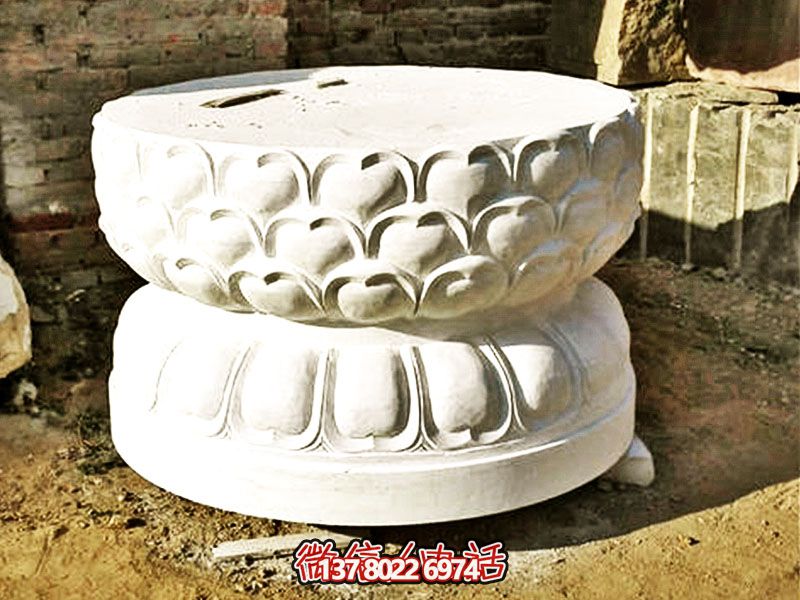 漢白玉制須彌座佛像，以精美圓形飾就古樸寺院