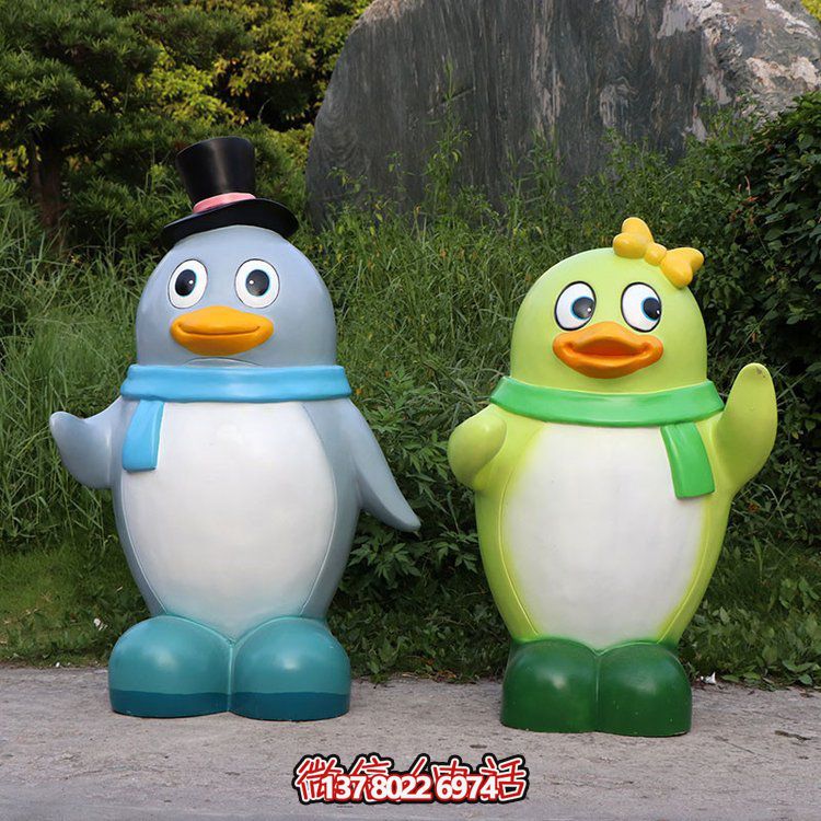 玻璃鋼彩繪企鵝景觀公仔，為幼兒園戶外擺件
