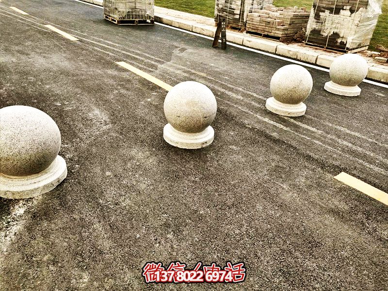 球形路障，為小學(xué)路邊擺放的安全隔離車