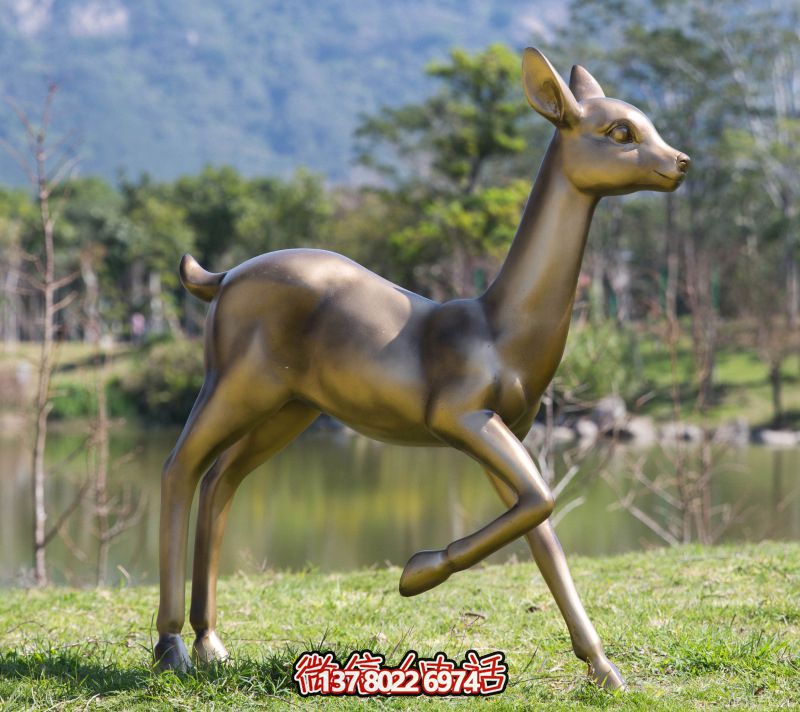 玻璃鋼雕刻仿梅花鹿雕塑，為池塘草坪添彩