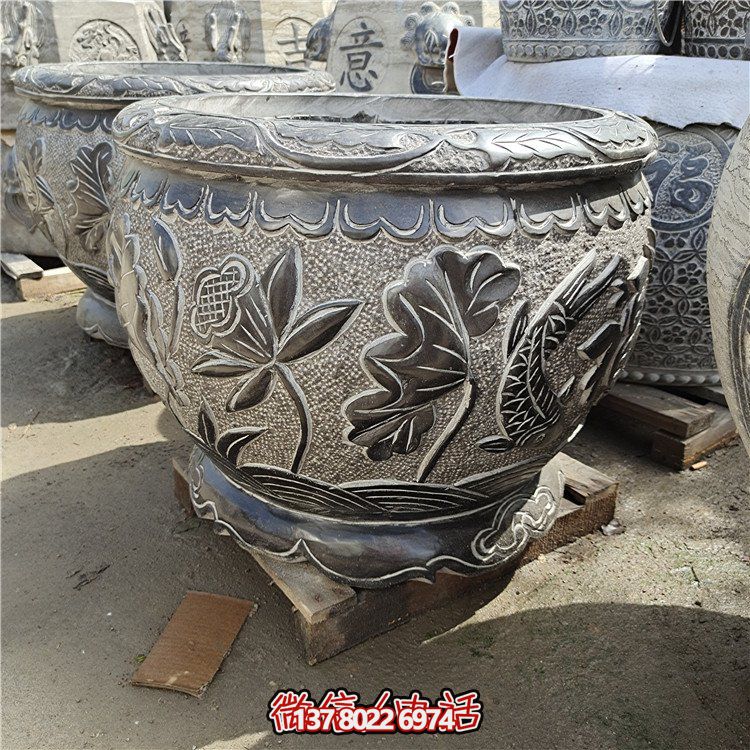 古建庭院蓄水缸，用青石點綴