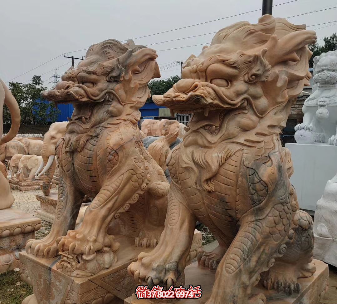 大型黃蠟石麒麟雕塑，點綴廣場景觀