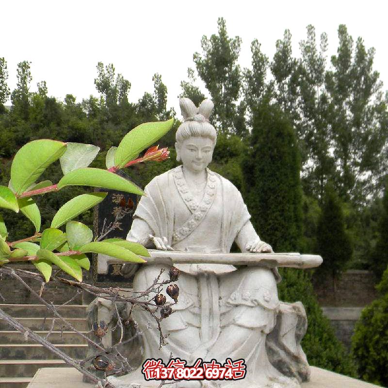 彈琴游玩古代景區(qū)，感受石雕雕塑之美