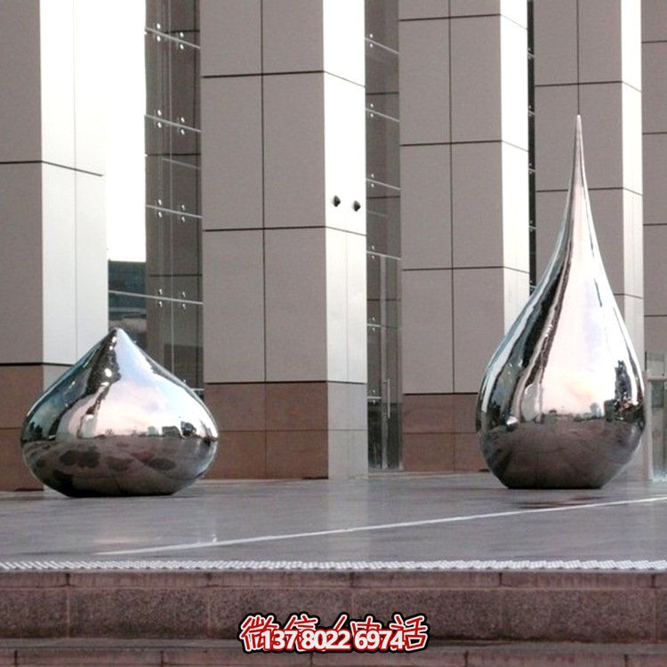 大型不銹鋼水滴異形鏡面雕塑，為廣場(chǎng)增添亮麗風(fēng)景