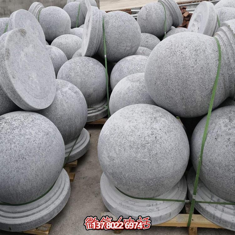 精美石雕車阻，點(diǎn)綴公園美景