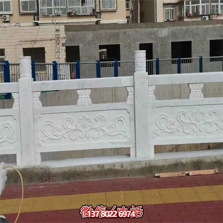 精美石雕欄桿增添小區(qū)魅力