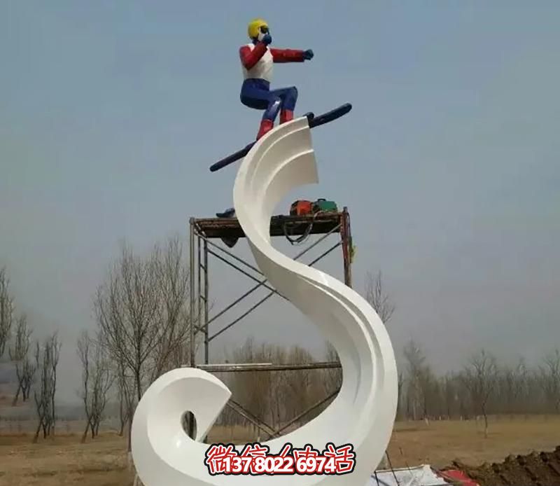 彩繪不銹鋼雕塑，把滑雪運(yùn)動(dòng)主題人物雕刻到廣場(chǎng)上
