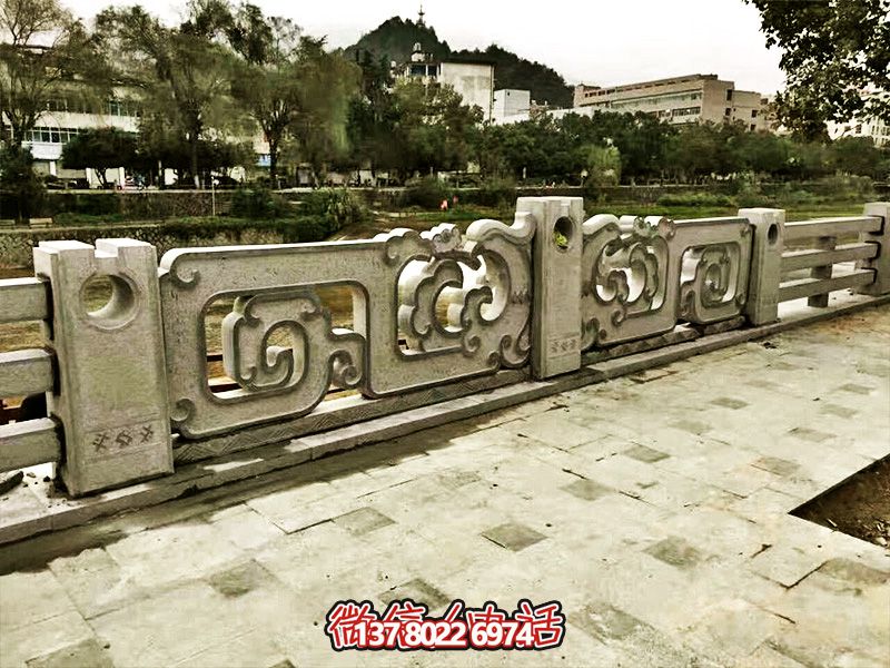 大理石石欄桿鏤空雕塑，讓湖邊的裝飾更加完美