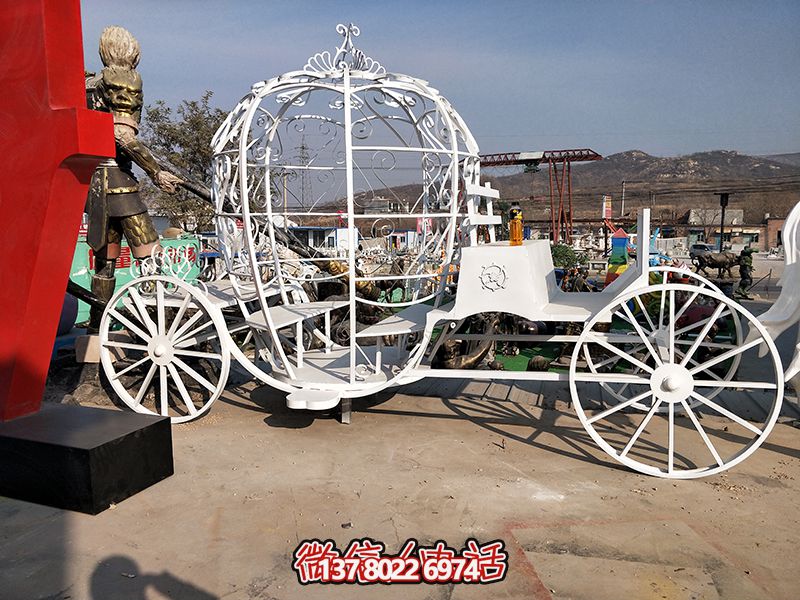 絢麗多彩的不銹鋼馬車(chē)雕塑