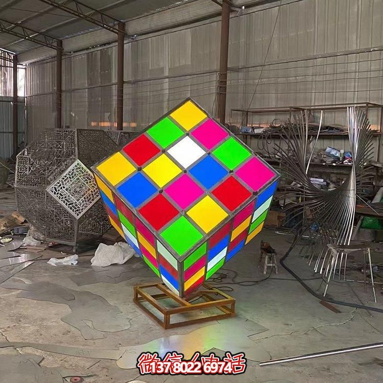 不銹鋼彩繪魔方景觀雕塑，點綴校園廣場