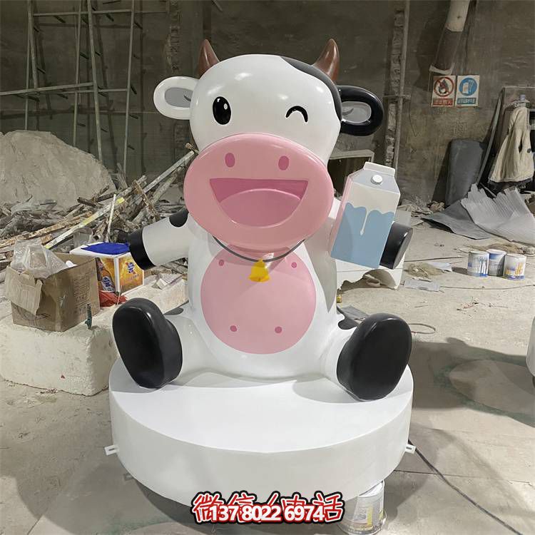 玻璃鋼雕塑，營(yíng)造優(yōu)雅卡通奶牛公仔氣氛