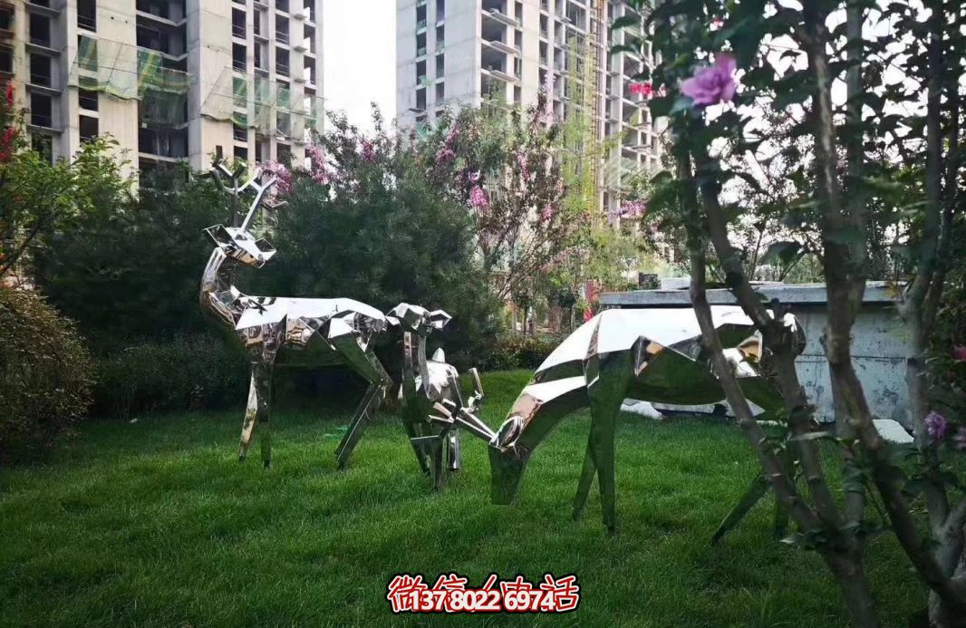 不銹鋼梅花鹿雕塑，讓公園草坪更美麗
