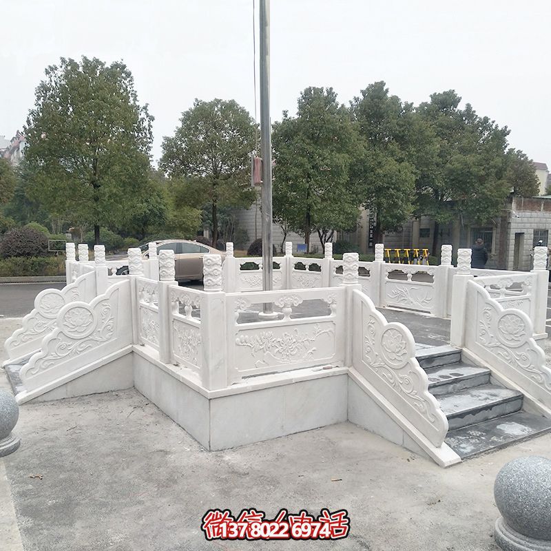 升旗臺石雕——精雕細琢，點綴校園風采