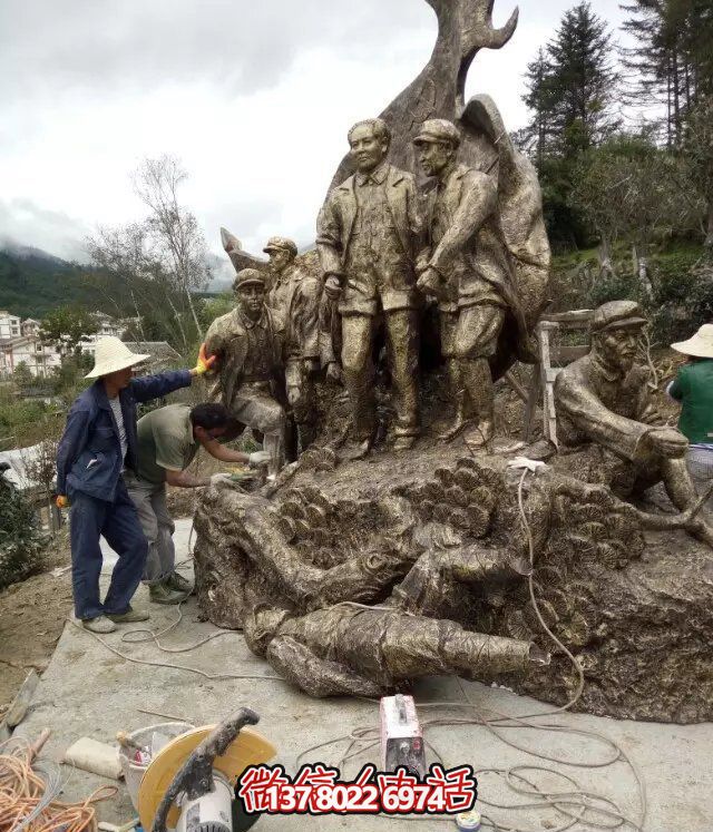 偉人紀(jì)念銅雕雕塑，讓廣場(chǎng)上洋溢著熱情